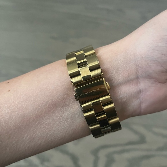Marc by Marc Jacobs gold watch. Battery needs to be changed. - Picture 2 of 5